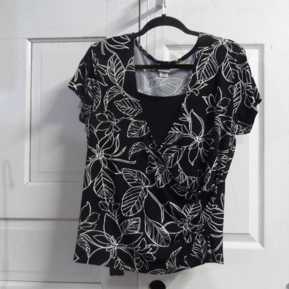 Covington Black/White Leaf Design Short Sleeve Blouse - Picture 4 of 7